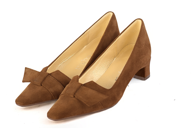 Caramel brown women's dress pumps, with a knot on the front. Tapered toe. Low kitten heels. Front view - Florence KOOIJMAN